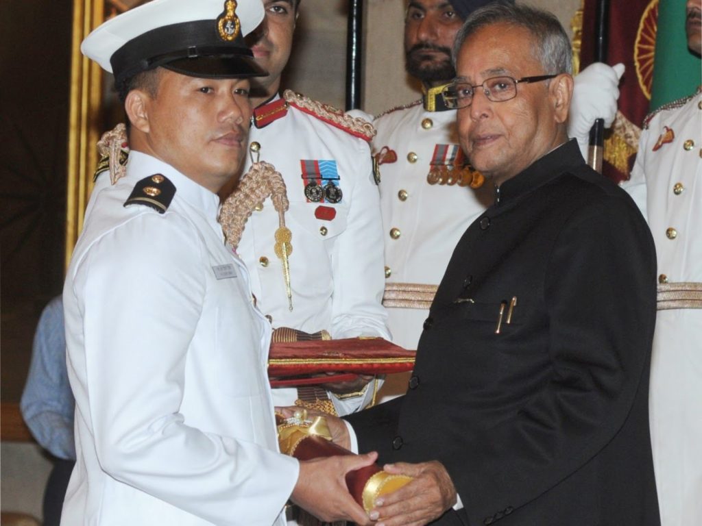 Ngangom Dingko Singh receiving padma shree award from the President of India